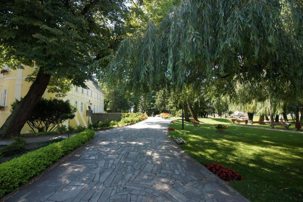 Hotel Zamek Chalupki Exterior photo